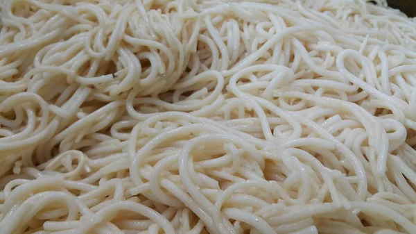 Vista de perto de macarrão rodopiando ou macarrão de espaguete — Fotografia de Stock