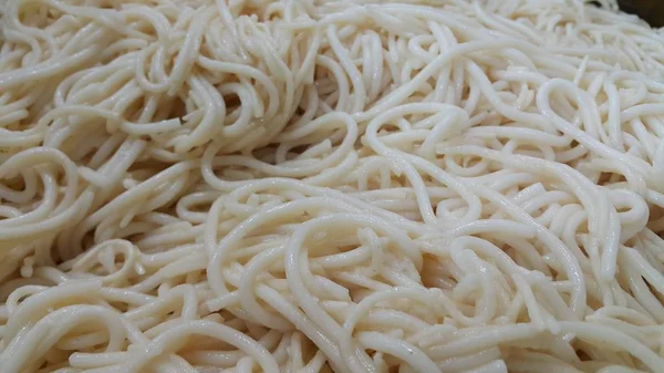 Vista da vicino di tagliatelle vorticose o pasta di spaghetti — Foto Stock