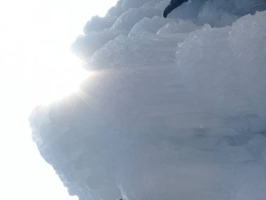 Yıllık H sırasında dondurulmuş Hwacheon Nehri üzerinde kar heykeller