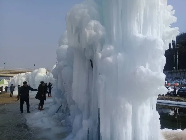 Sneeuw sculpturen op de bevroren Hwacheon rivier tijdens de jaarlijkse H — Stockfoto