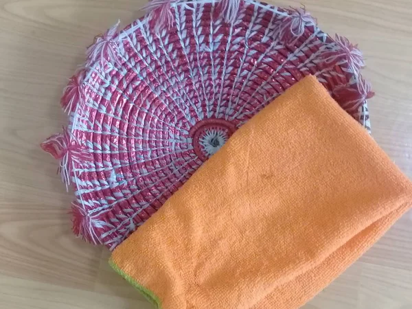 ロティやチャパティやパラサを暖かく熱く保つためのチャンエアのオレンジ色の綿布 — ストック写真