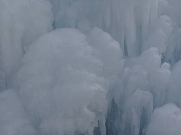 Снежные скульптуры на замерзшей реке Хвачхон в течение года H — стоковое фото