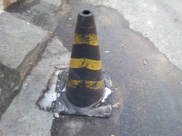 Cono Tráfico Con Tiras Amarillas Grises Sobre Asfalto Gris Cono — Foto de Stock