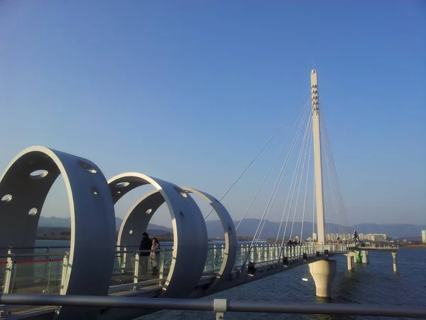 天空漫步在春川的索阳湖 — 图库照片