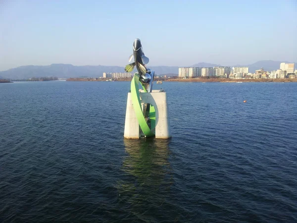 Статуя риби у воді річки Соян — стокове фото