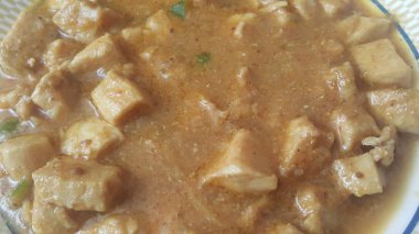 Üzerinde baharat ile haşlanmış tavuk eti küpleri yakından görünümü