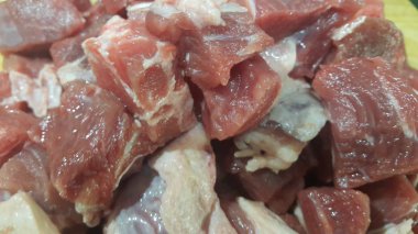 Beyaz et yağlı kırmızı et küçük biftekler.