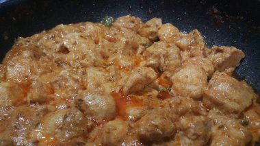 Üzerinde baharat ile haşlanmış tavuk eti küpleri yakından görünümü