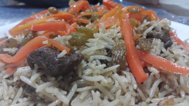 Ev sığır eti, havuç ve kurutulmuş üzüm veya kuru üzüm ile pulav yapılan