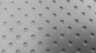 Renkli plastik dokuma şeritler gri görünümü.