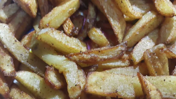 Rodajas fritas o asadas de patata sobre fondo limpio con espacio para copiar —  Fotos de Stock