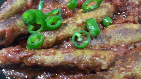 Köstliche würzige hausgemachte gebratene Kebab mit grünem Pfeffer — Stockfoto