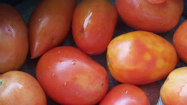 Κόκκινες ντομάτες στην σούπερ αγορά προς πώληση — Φωτογραφία Αρχείου