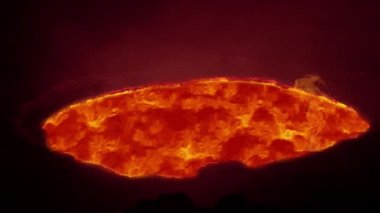 Patlama volkanın kırmızı ateş lavı. Volkanın tepesinden akan sıcak kırmızı lav