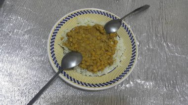 Geleneksel Asya baharatlı mercimek veya Hint tabak ev yapımı