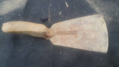 Metalik bıçak ve ahşap kolu ile eski tarzı bahçe mala closeup