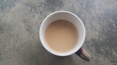 Zemin üzerinde siyah süt-çay ile güzel kahve beyaz kupa