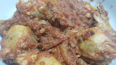 Üzerinde baharat olan haşlanmış tavuk etinin yakından görünümü