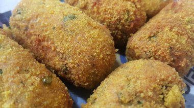 Bir çekim perspektif görünümü ile baharatlı ve lezzetli kızarmış kroket