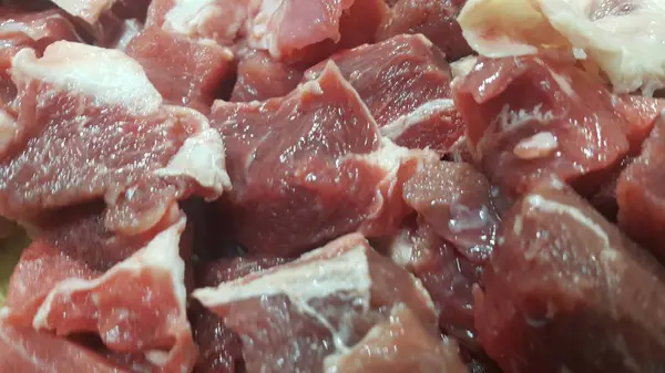 Carne roja filetes pequeños con grasa de carne blanquecina . — Foto de Stock