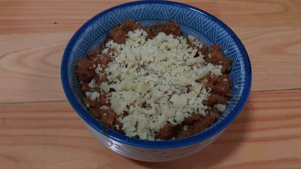 Vue rapprochée du dessert sucré traditionnel appelé Suji Halwa ou Halva — Photo