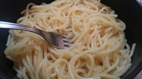 Vista de cerca de los fideos remolinos o pasta de espaguetis en un tazón —  Fotos de Stock