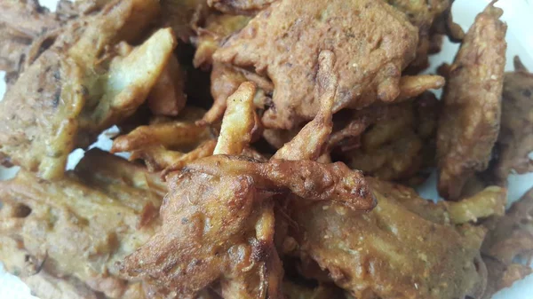 Knusprige Mais-Tikki, Pakora / Pakoda oder Patties sind beliebte indische oder pakistanische Streetfood-Snacks — Stockfoto