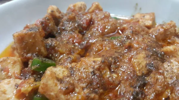 En närbild syn på stuvade kycklingkött kuber med kryddor på den — Stockfoto