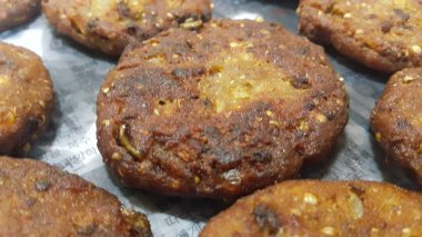 Lezzetli baharatlı kızarmış kebap, kebap veya chapli kebap closeup bakış açısı