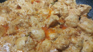 Üzerinde baharat ile haşlanmış tavuk eti küpleri yakından görünümü