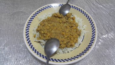 Geleneksel Asya baharatlı mercimek veya Hint tabak ev yapımı