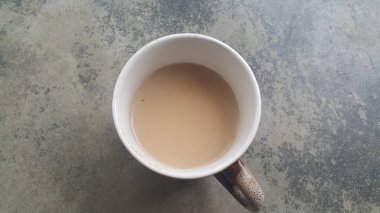 Zemin üzerinde siyah süt-çay ile güzel kahve beyaz kupa