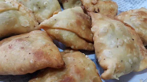 Nahaufnahme von köstlichen hausgemachten Samosa oder Gebäck Essen auf weißem Hintergrund — Stockfoto