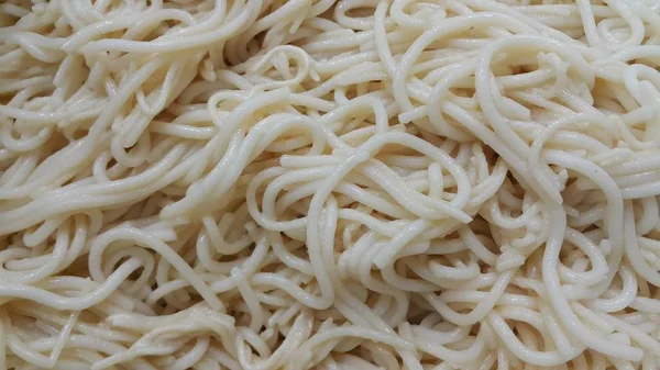 Vista da vicino di tagliatelle vorticose o pasta di spaghetti — Foto Stock