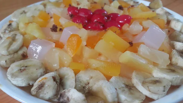 Cremig leckere süße Frucht Kleinigkeit mit Bananenscheiben auf der Oberfläche geschichtet — Stockfoto