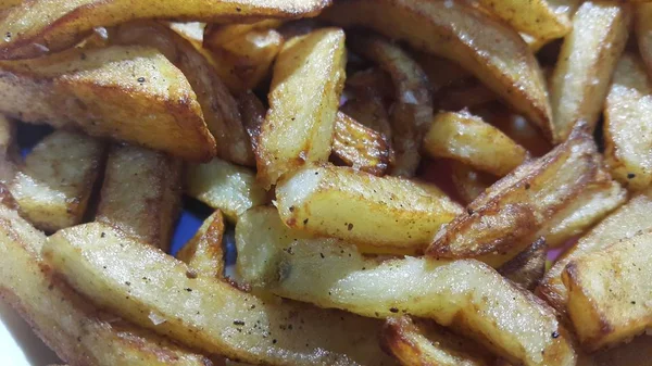 Rodajas fritas o asadas de patata sobre fondo limpio con espacio para copiar — Foto de Stock