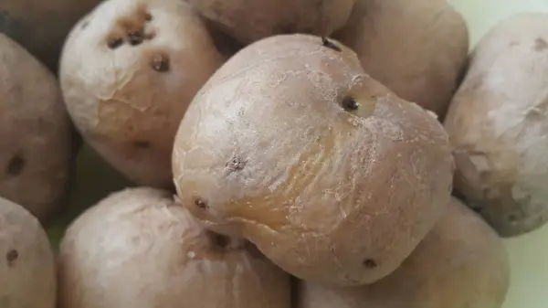 Primer plano vista de la papa orgánica fresca en el mercado: patatas textura de fondo — Foto de Stock