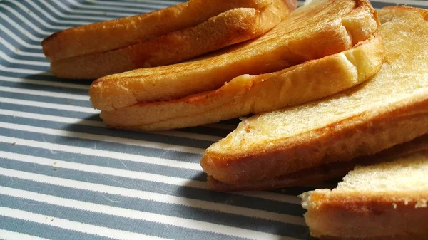 Vista de cerca de rebanadas de pan tostado recién preparadas y medio fritas — Foto de Stock