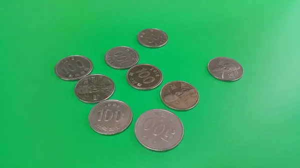 Корейська виграла монета розкидані по зеленій підлозі — стокове фото