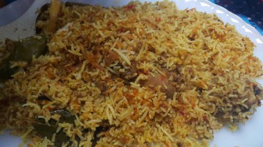 Geleneksel tarifi ile yapılan pirinç pişmiş tavuk biryani görünümünü yakından 