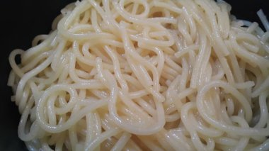 Erişte veya spagetti makarna dönen görünümü yakın