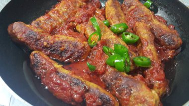 Lezzetli baharatlı ev yeşil biber ile kızarmış kebap yaptı