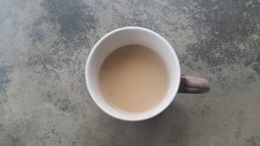 Zemin üzerinde siyah süt-çay ile güzel kahve beyaz kupa