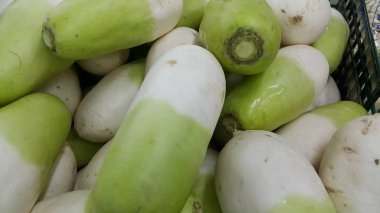 Sebze arka plan: süpermarkette büyük turp yığını.