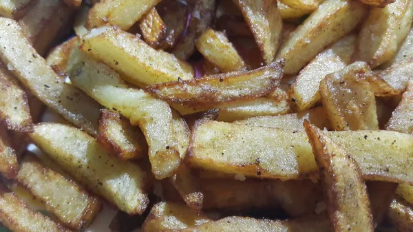 Fette fritte o arrosto di patate su sfondo pulito con spazio di copia — Foto Stock