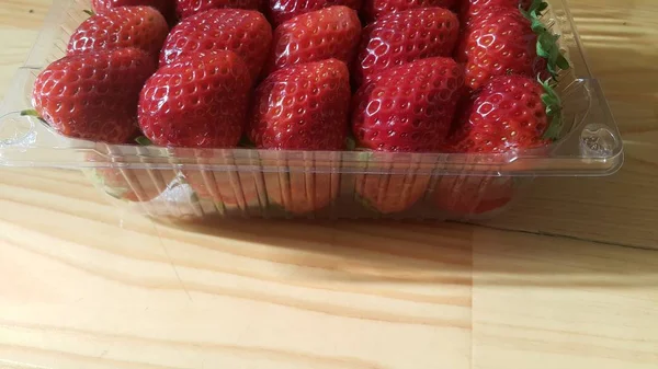 Montón de fresas orgánicas saludables y frescas en el supermercado para la venta — Foto de Stock