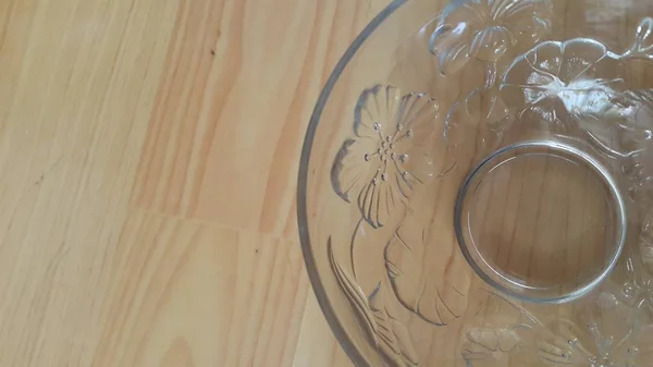 Övre vy av tomma vita glas skålar på trägolv — Stockfoto