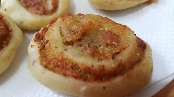 Close-up van heerlijke zelfgemaakte Pinwheel Puff gebakjes eten op witte achtergrond — Stockfoto