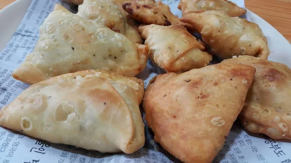 Nahaufnahme von köstlichen hausgemachten Samosa oder Gebäck Essen auf weißem Hintergrund — Stockfoto