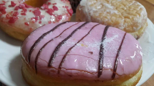 흰색 배경에 격리된 컬러 도넛 세트의 클로즈업 보기. — 스톡 사진